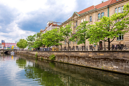 河道摄影照片_欧洲城市的河道。