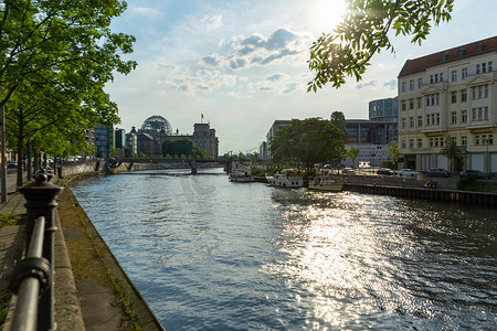 德国柏林摄影照片_德国柏林 06.05.2022：柏林国会大厦和横跨施普雷河的马歇尔桥的景色。