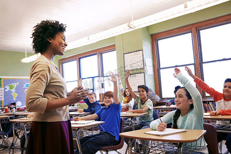 学校、老师和孩子举手提出或回答学习的学术问题。