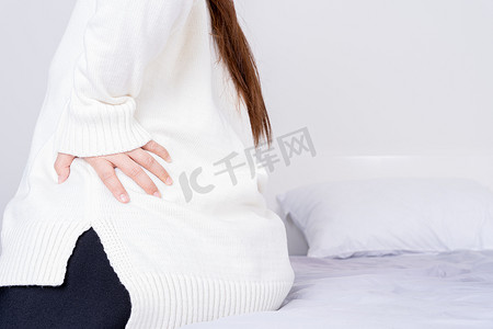 年轻女子因床不舒服而背痛。
