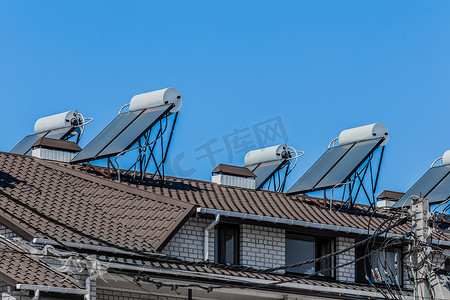 热太阳能电池板和热水器替代技术在室外蓝天的酒店屋顶上加热水