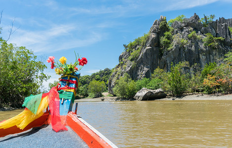 pr摄影照片_Khao Dang 运河上的渔船和 Pr 的岩石或石山