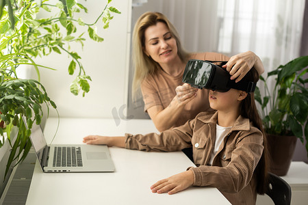 家庭、技术和虚拟现实概念-戴着 vr 眼镜的母女在家里玩。