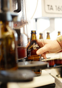 工厂、啤酒厂或制造厂的手、啤酒和瓶子进行质量检验。