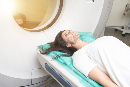 断层扫描仪摄影照片_女性骨盆和硬组织的计算机断层扫描。 