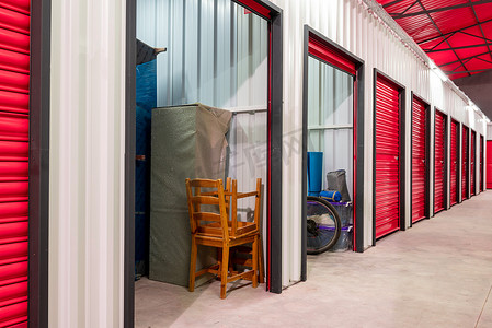 带红色门的自助存储单元走廊。