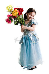 女孩手捧背景摄影照片_白色背景中身穿蓝色连衣裙、手捧一束鲜花的小女孩