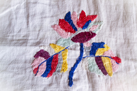 白色织物上的彩色花卉手工刺绣光滑装饰，白俄罗斯复古民间刺绣，19 世纪下半叶