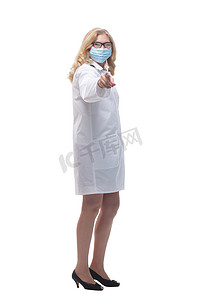 戴着防护面具的女医生指着你。
