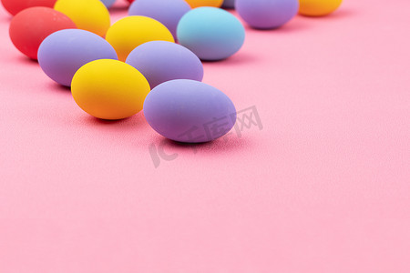 复活节那天，粉红色背景中装饰着彩蛋