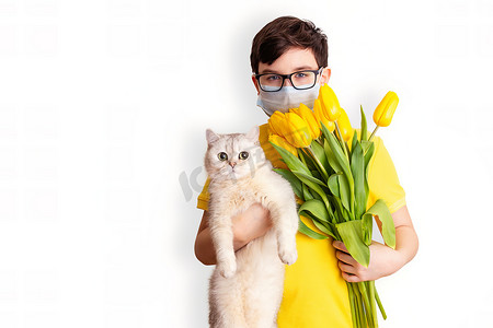 一个戴着医用面具的黑发男孩的画像，手里拿着一只白猫和一束黄色郁金香