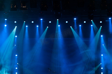 音乐会上的蓝色舞台灯