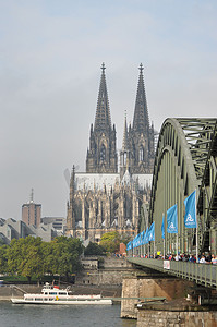 德国科隆霍亨索伦桥和科隆大教堂的垂直拍摄