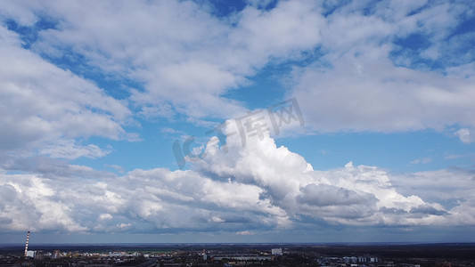 时间风摄影照片_白天强风期间，蓝天白云快速移动。