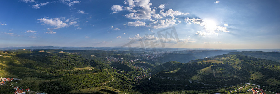 从保加利亚 Veliko Tarnovo 附近山丘的无人机全景
