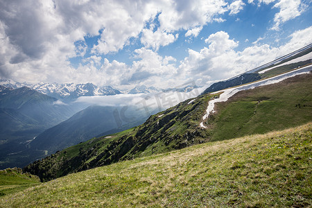 高加索山脉和天空的壮丽景色