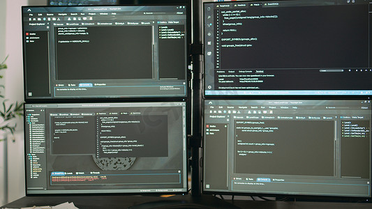 人工智能云计算摄影照片_具有显示终端窗口和人工智能的多台显示器的办公桌