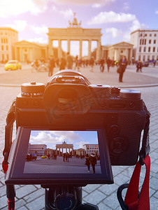 摄影师在 Berlin Germa 的勃兰登堡门拍照