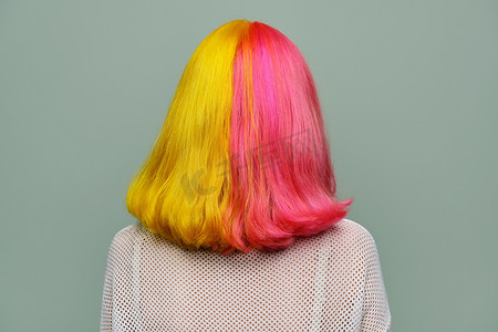 染头摄影照片_染长发，两种颜色，后视，女孩时装模特在她的头发上染色