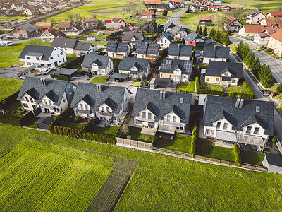 斯洛文尼亚乡村新建住宅的鸟瞰图