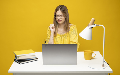 沮丧、悲伤、压力大或沮丧的女性在黑色背景下使用笔记本电脑时感到疲倦。