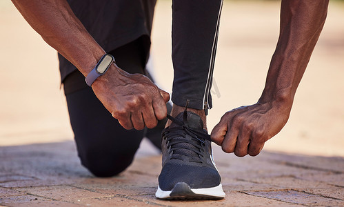 健身鞋、跑步和黑人男子跑步者与户外健身、手和开始跑步、健康的生活方式和运动运动员。