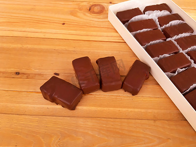 木制背景盒子里的各种甜巧克力