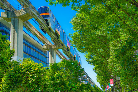 新绿摄影照片_多摩市单轨电车和新绿