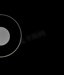 白色发光的圆摄影照片_黑色背景上的白色发光圆圈。