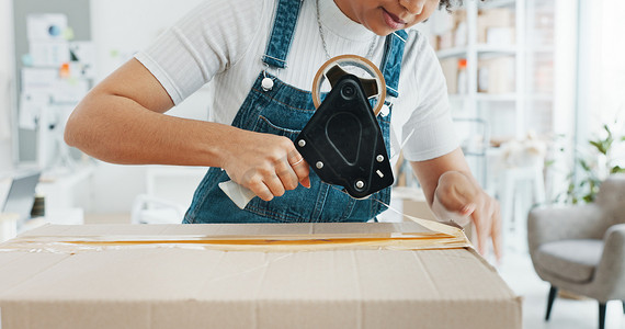 女性包装盒、包裹和带胶带的货物，用于在车间、初创商店和创意工作室进​​行交付、销售和运输。