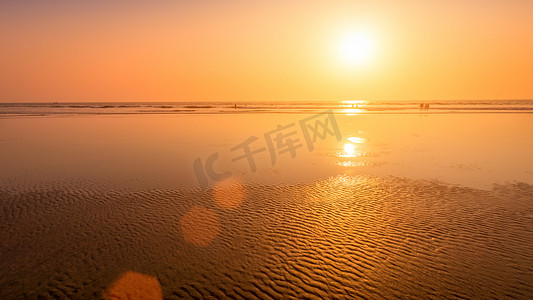 HDR摄影照片_海边的五颜六色的日落或日出，沙滩 w