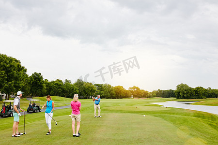 高尔夫有一种令人谦卑的本性，可以将每个人聚集在一起。