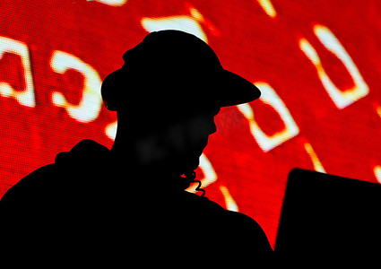 DJ，一个戴着帽子和耳机的男人的黑色剪影，红色背景或吸引力，宣传