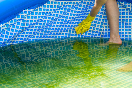 清洗pvc充气游泳池，清理脏兮兮的空池水藻，炎炎夏日游泳季开始。