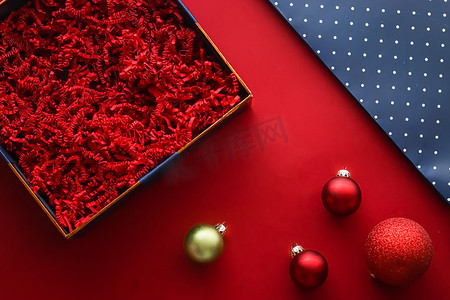 圣诞假期礼物和美容盒订阅包模型，用于豪华圣诞礼物或产品，空的开放式礼盒平铺在红色背景上作为在线购物交付，平板