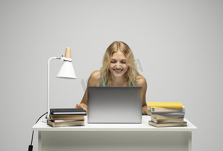性格开朗的上班族商务学生女性自由职业者在与合作伙伴或客户交谈时在笔记本电脑前大笑。