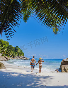 digue摄影照片_Anse Patates, La Digue Island, Seyshelles, 情侣在塞舌尔度假