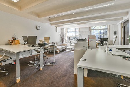 有书桌和电脑和窗户的大办公室