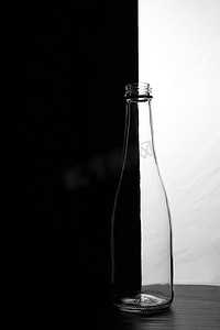 黑色和白色背景上的一个小瓶子。