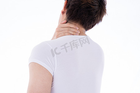 一个男人在孤立的白色背景下感到筋疲力尽，肩颈疼痛和受伤。