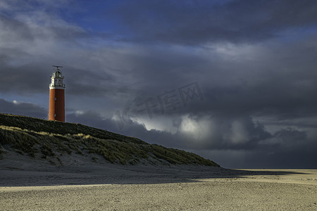 大海小岛摄影照片_荷兰特塞尔小岛的红色灯塔，背景是乌云密布