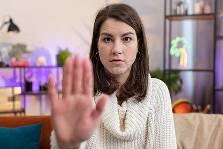 不要生气摄影照片_愤怒的女人说不要手掌交叉，警告结束，停止手势，拒绝谈话