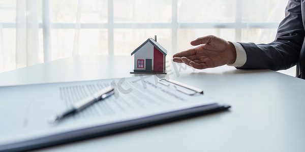 特写商人或房地产经纪人解释购买房屋的签署协议。