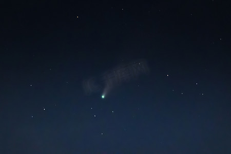 蓝色星空摄影照片_蓝天上的 Neowise 彗星 C/2020 F3 与泰国清莱上空的星星。