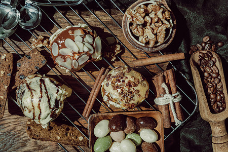 糖霜摄影照片_Chocobon 上面覆盖着浓郁的奶油芝士糖霜，焦糖山核桃肉桂卷上面覆盖着焦糖糖霜和山核桃，还有泰国奶茶 Almond Minibon。