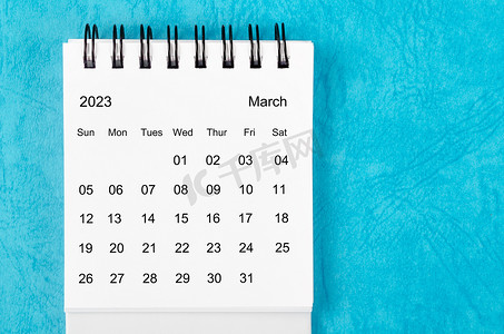 2023 年 3 月蓝色背景的 2023 年月度台历。