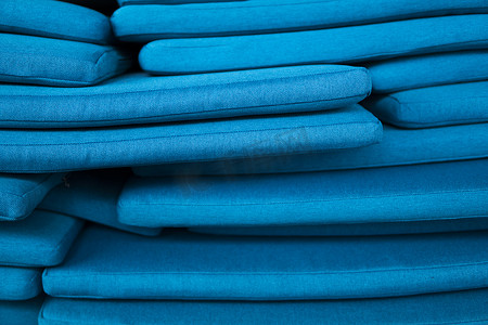 蓝色的枕头摄影照片_蓝色的枕头山一个接一个地躺着。