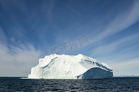 格陵兰岛北极自然景观中冰川的冰山。