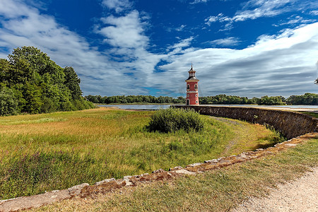 莫里茨堡城堡湖中央的灯塔，附近