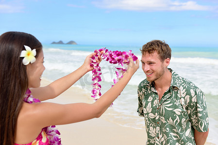给花环花环欢迎游客的夏威夷妇女